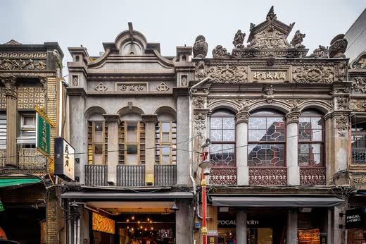 Fachadas históricas de dos edificios de la calle Dihua, con relieves y balcones