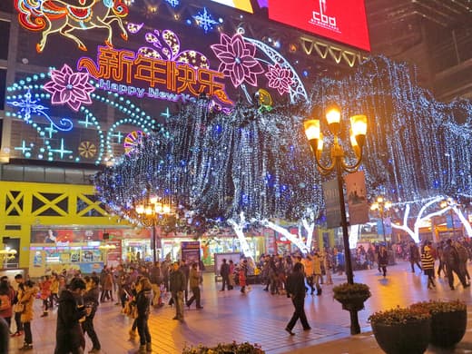 La plaza de Jiefangbei iluminada de noche