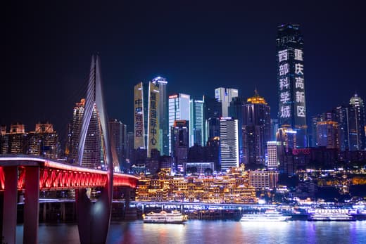 Rascacielos de Chongqing sobre el río de noche
