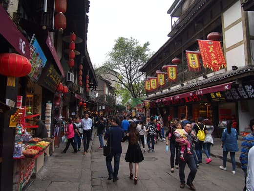 Calle principal de Ciqikou llena de gente