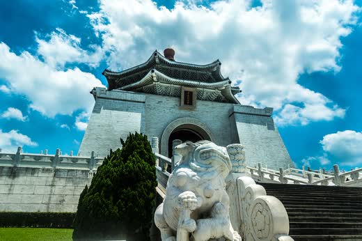 Monumento a Chiang Kai-shek con su tejado azul y un león de piedra delante