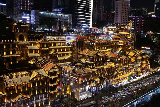 Hongyadong iluminado de noche sobre el río Jialing