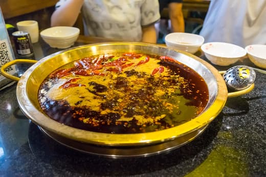 Olla dividida en dos, caldo picante y caldo suave