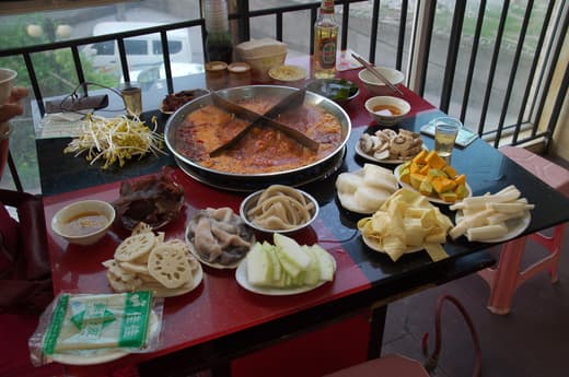 Olla de hotpot picante de Chongqing sobre la mesa
