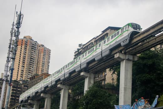 Tren de la línea 2 llegando a la estación de Liziba entre bloques