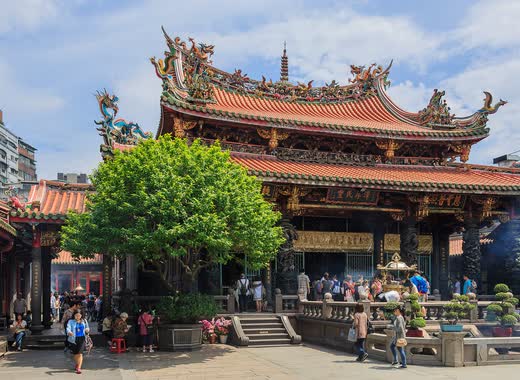 Patio y tejados curvos del templo de Longshan