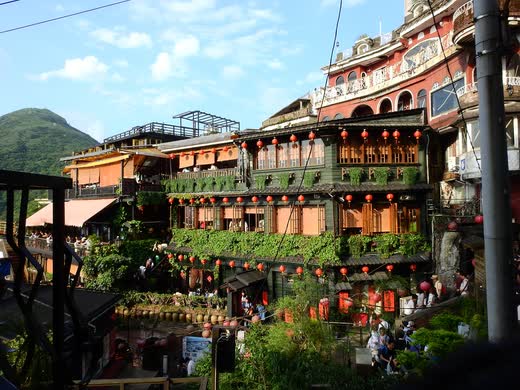 Casa de té A-Mei en Jiufen, de madera oscura y con faroles rojos colgando