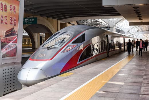 Tren de alta velocidad CR400 detenido en el andén