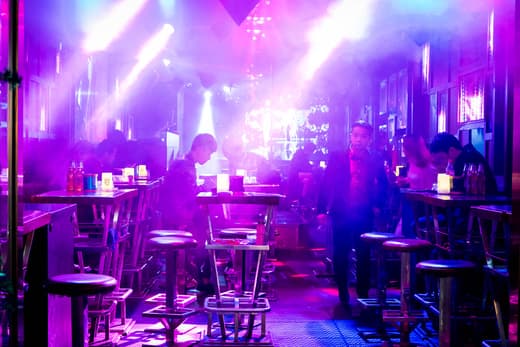 Bar con luces de colores en West Street