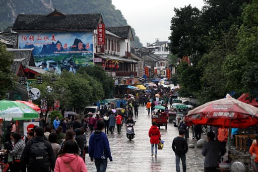 West Street de Yangshuo de día con los picos al fondo