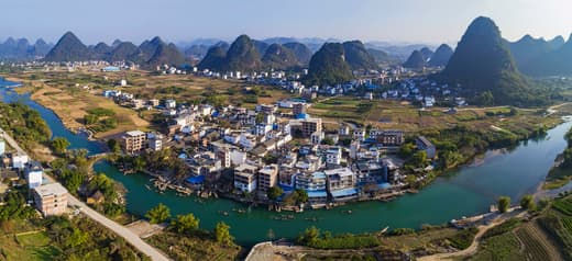 Vista aérea de Yangshuo en el meandro del río