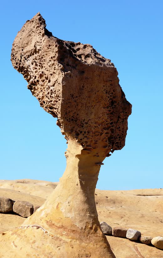 La roca Cabeza de la Reina de Yehliu, con cuello estrecho, contra el cielo azul