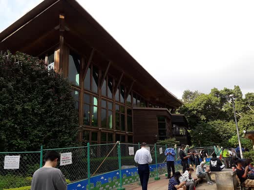Biblioteca de madera de Beitou entre árboles