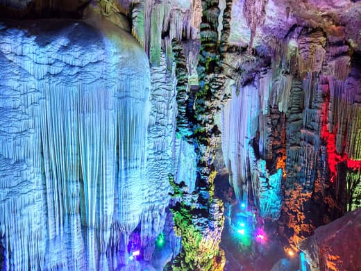 Formaciones de la Cueva de Plata iluminadas de colores