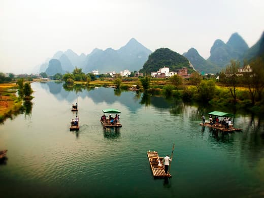 Balsas de bambú navegando por el río Yulong