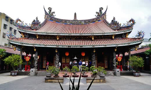 Salón principal del templo Bao’an, con columnas y aleros tallados