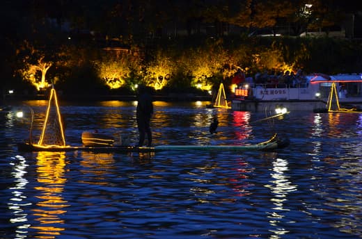 Pescadores con lámparas y cormoranes de noche