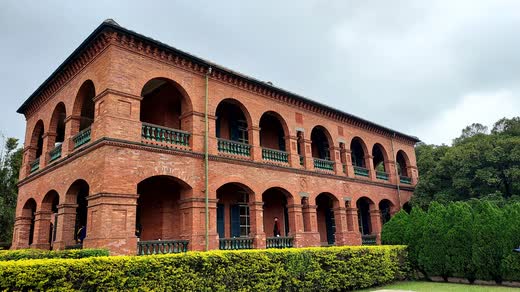 Edificio de ladrillo rojo con arcadas: la residencia del cónsul británico, en el recinto del fuerte