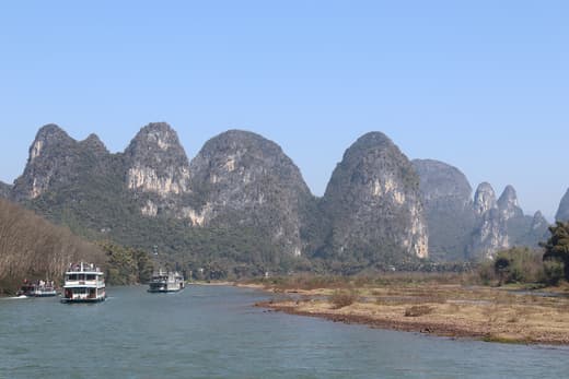 Picos kársticos reflejados en el río Li