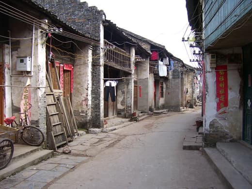 Calle empedrada del casco viejo de Xingping