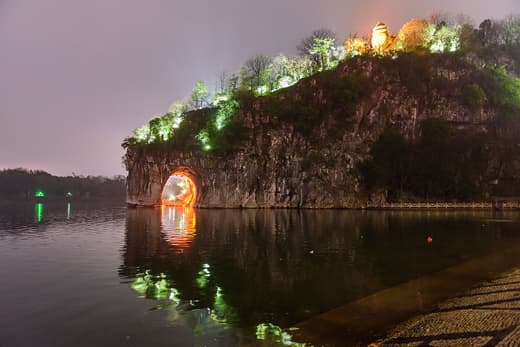 Colina de la Trompa de Elefante iluminada de noche