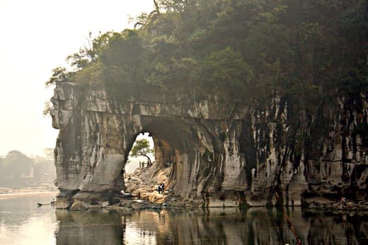 Colina de la Trompa de Elefante y su arco reflejado en el agua