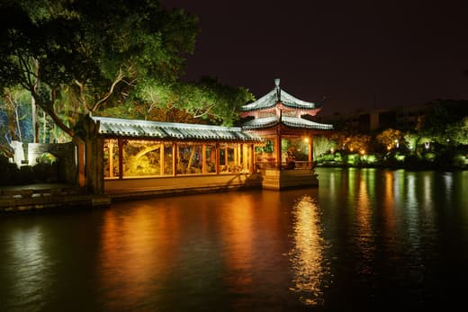 Pabellón iluminado sobre uno de los lagos de Guilin