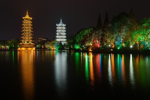 Pagodas del Sol y la Luna iluminadas sobre el lago Shan