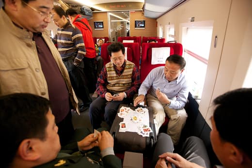 Pasajeros charlando y jugando a bordo de un tren