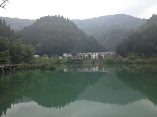 Aldea de paredes blancas reflejada en el río