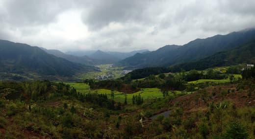 Valle verde de Wuyuan con nubes bajas
