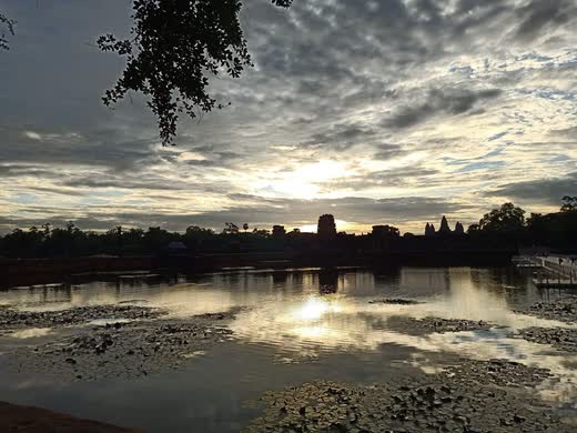 Amanecer sobre el estanque de Angkor Wat, con las torres en silueta al fondo