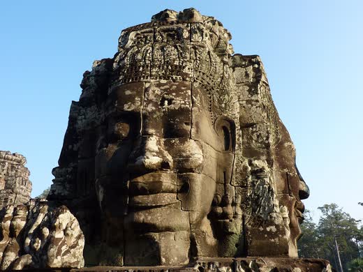 Torre del Bayon con caras de piedra talladas en sus cuatro lados