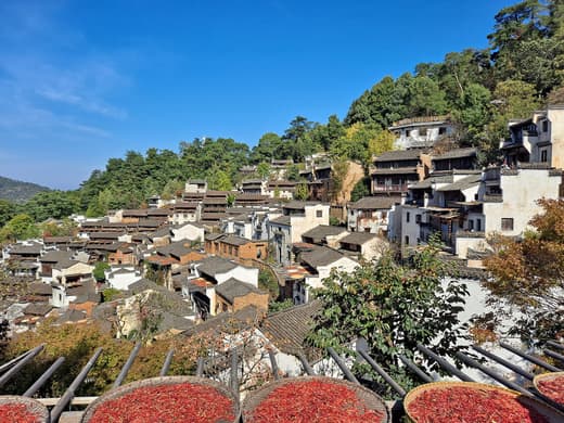 Aldea de Huangling colgada de la ladera