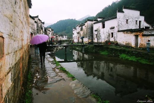 Calle de Likeng con farolillos rojos junto al agua