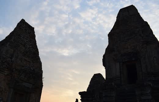 Torres de Pre Rup en silueta contra el cielo del atardecer