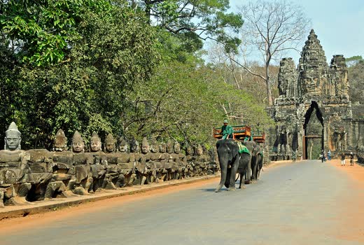 Puente de la puerta sur de Angkor Thom con la fila de figuras de piedra y elefantes