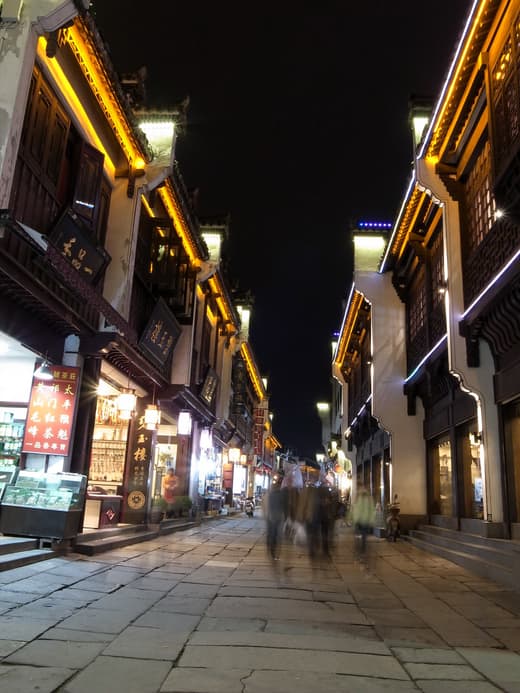 Calle antigua de Tunxi de noche con farolillos