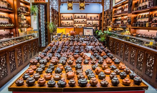 Interior de una tienda tradicional de té en Tunxi