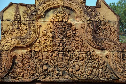 Dintel de arenisca rosa de Banteay Srei, cubierto de relieves muy finos