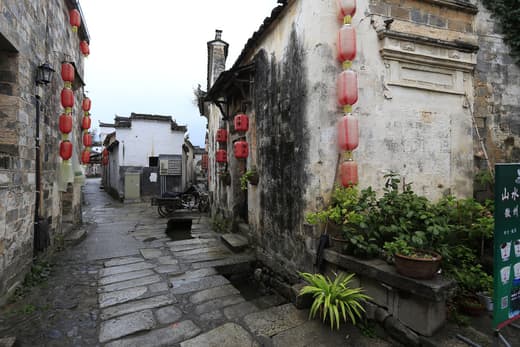 Callejón de Hongcun con un canal de agua corriendo al lado