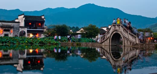 Hongcun al anochecer con las luces encendidas
