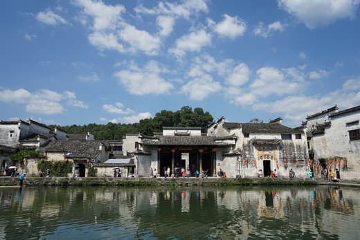 Lago Sur de Hongcun con las casas reflejadas