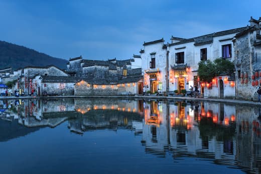 Estanque de la Luna de Hongcun a la hora azul