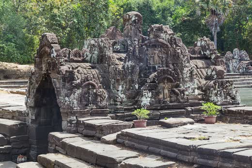 Templo de Neak Pean sobre su plataforma, con relieves de serpientes