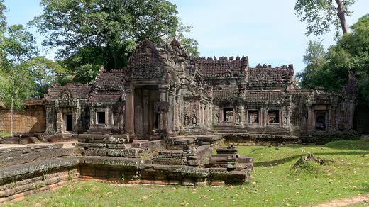 Fachada y patios de piedra de Preah Khan entre la vegetación