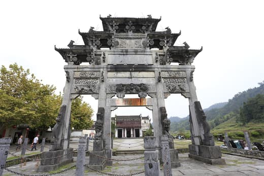 Arco conmemorativo de piedra a la entrada de Xidi