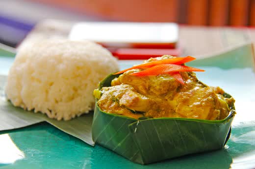 Cuenco de fish amok con arroz al lado