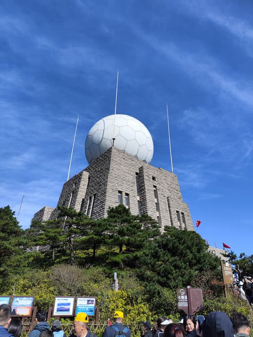 Cumbre del Pico Brillante con su estación meteorológica