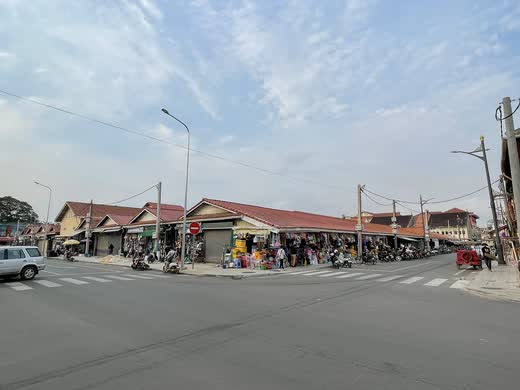 Puestos del mercado viejo de Siem Reap vistos desde la calle